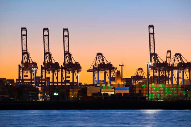 IMAGO Creative: Business, Inflation und Lieferketten Verladekraene am Containerterminal Burchardkai bei Sonnenuntergang, Hamburger Hafen, Deutschland, Hamburg Cranes at the container terminal Burchardkai at sunset, Port of Hamburg, Germany, Hamburg BLWS663145 *** Loading cranes at the container terminal Burchardkai at sunset, Port of Hamburg, Germany, Hamburg Cranes at the container terminal Burchardkai at sunset, Port of Hamburg, Germany, Hamburg BLWS663145 Copyright: xblickwinkel S.xZiesex