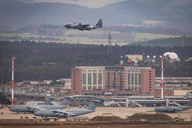 Transportmaschinen der US Air-Force stehen am Freitag (25.02.2022) auf dem Rollfeld der Airbase in Ramstein. Die Aktivität auf der Airbase nimmt nach der Eskalation im Ukraine Konflikt zu. *** US Air Force transport planes stand on the tarmac at Ramstein Airbase on Friday 25 02 2022 Activity at the airbase increases after the escalation in the Ukraine conflict bub