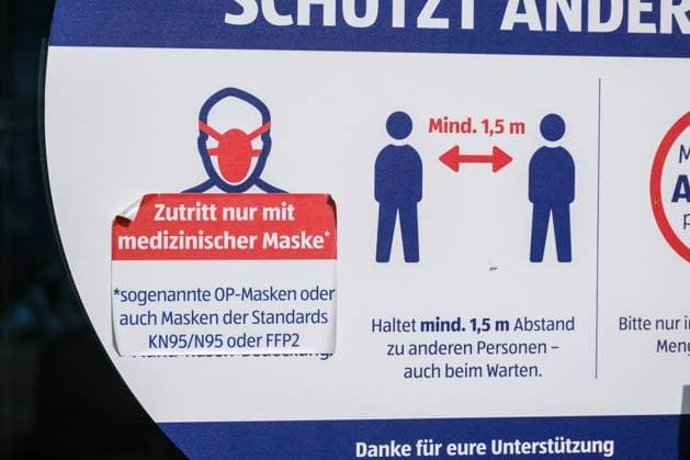 Düsseldorf 25.02.2022 Covid Corona Lockdown Maskenpflicht Masken Notbremse shutdown Infektionsschutzgesetz Logo Warnhinweis Schutzmaske Stopp Stop Stoppschild Stopschild medizinische Gesichtsmaske Maske FFP2 Mundschutz Nasenschutz OP-Maske Inzidenz Einzelhandel Gastronomie 2G-Regel 3G-Regel Aldi Süd Supermarkt Lebensmittel Discounter Mindestabstand Düsseldorf Nordrhein-Westfalen Deutschland