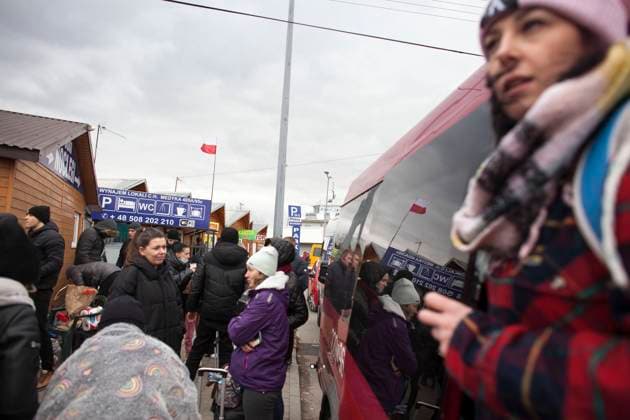 News Bilder des Tages Ukrainian Refugees In Poland Ukrainian refugees cross Polish-Ukrainian border in Medyka, Poland on February 25, 2022. Medyka Poland  Copyright: xMaciejxLuczniewskix originalFilename: luczniewski-ukrainia220225_np1LV.jpg