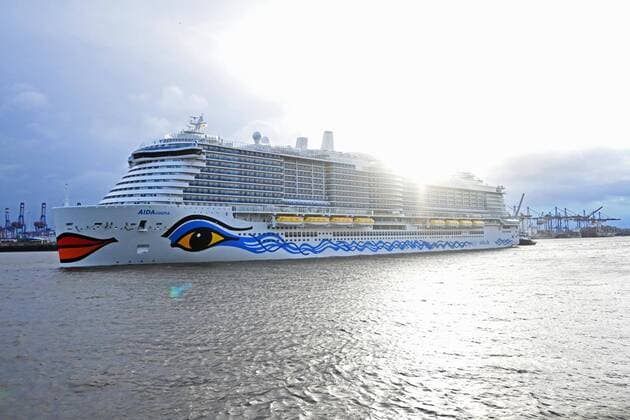 News Themen der Woche KW08 News Bilder des Tages AIDAcosma feierte heute ihren Erstanlauf im Hamburger Hafen. Begleitet von zwei Schleppern und dem Feuerlöschboot Branddirektor Westphal lief das neue Kreuzfahrtschiff um 16 Uhr in den Hamburger Hafen ein. Das Feuerlöschboot sprühte wie es Tradition ist Wasserfontänen. Im Hafenbecken drehte der Cruise Liner, bevor es an seinem Liegeplatz in Hamburg Steinwerder festmachte. DIe AIDAcosma wird am 09. April 2022 in Hamburg getauft. Die Cosma ist das zweite Schiff der AIDA Flotte, dass ausschließlich mit LNG Gas betrieben werden kann. Hamburg, der 25.02.2022 AIDAcosma Erstanlauf im Hamburger Hafen, Hamburg Hamburg Deutschland Altona *** AIDAcosma celebrated its first call in the Port of Hamburg today Accompanied by two tugs and the fireboat