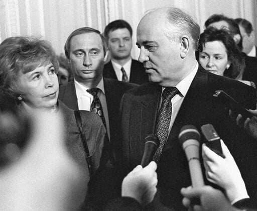 May 10, 1994, St. Petersburg, Russia: President of the Soviet Union, Mikhail Gorbachev with his spouse Raisa Gorbacheva. VLADIMIR PUTIN, the chairman of the city s Foreign Relations Committee is pictured behind them. St. Petersburg Russia  - ZUMAx01_ 19940510_zaf_x01_002 Copyright: xPhotoXpressx