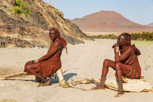 IMAGO Cultures of the world, Himba Volk in Namibia Himba-Frauen ruhen sich am Ufer des trockenen Flussbettes des Hoarusib-Flusses aus, Kaokoland, Kunene-Region, Namibia, Afrika *** Himba women resting on the banks of the dry riverbed of the Hoarusib River, Kaokoland, Kunene Region, Namibia, Africa. Copyright: imageBROKER/ThomasxDressler ibxtdr08170545.jpg