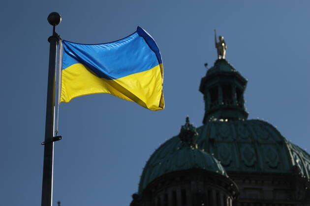 February 25, 2022, VICTORIA, BC, CANADA: The Ukrainian flag hangs in front of the legislature in a show of solidarity with the people of the Ukraine who this week were invaded by Russia. The Ukrainian community is reaching out to supporters to join them at a rally this Sunday at the legislature. Their national flag is photographed in Victoria, Friday, Feb. 25, 2022. VICTORIA CANADA  - ZUMAc35_ 20220225_zaf_c35_044 Copyright: xChadxHipolitox