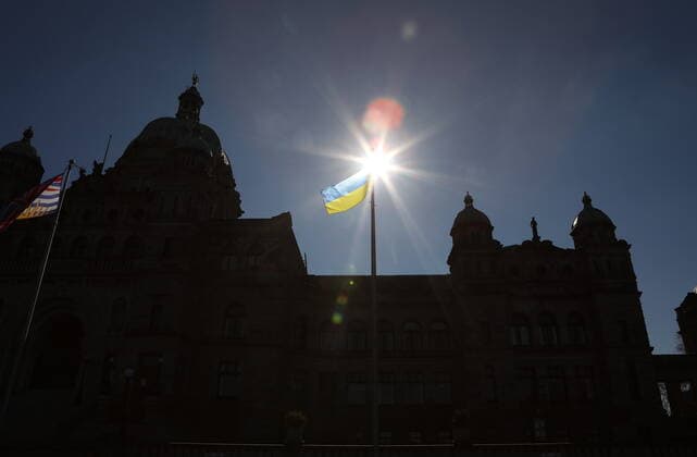 News Bilder des Tages February 25, 2022, VICTORIA, BC, CANADA: The Ukrainian flag hangs in front of the legislature in a show of solidarity with the people of the Ukraine who this week were invaded by Russia. The Ukrainian community is reaching out to supporters to join them at a rally this Sunday at the legislature. Their national flag is photographed in Victoria, Friday, Feb. 25, 2022. VICTORIA CANADA  - ZUMAc35_ 20220225_zaf_c35_046 Copyright: xChadxHipolitox