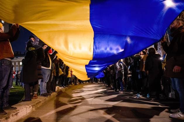 News Bilder des Tages February 25, 2022, London, United Kingdom: Protesters waves a huge Ukrainian flag during the demonstration..More than thousands of Ukrainians and their supporters gathered outside Downing Street for the second day since Putin has declared the invasion of Ukraine. They demanded the World to act swiftly to sanction Russia including cutting Russia off from SWIFT. London United Kingdom - ZUMAs197 20220225_zaa_s197_385 Copyright: xHestherxNgx