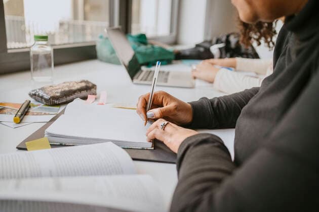 IMAGO Creative: Bildung, Schreiben Midsection of mature female student writing in book while studying at university Germany, Berlin, model released, property released Copyright: xMaskotx , MA92370