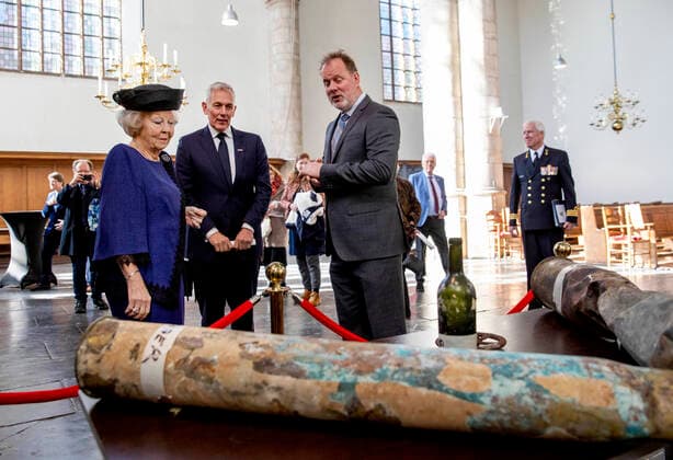 Bilder des Jahres 2022, Entertainment 02 Februar Entertainment Themen der Woche KW08 Entertainment Bilder des Tages 26-02-2022 The Hague Princess Beatrix attend the 80th commemoration of the battle in the Java Sea in the Kloosterkerk in The Hague. de artefacten van Hr.Ms. Java en Hr.Ms. Kortenaer. door de Heer M. Manders, maritiem archeoloog, en commandeur b.d. Boelema Robertus, directeur van het Marinemuseum, Â  Copyright: xPPEx