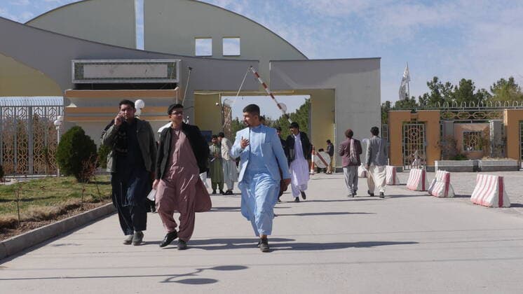 Bilder des Jahres 2022, News 02 Februar News Themen der Woche KW08 News Bilder des Tages (220226) -- HERAT, Feb. 26, 2022 -- Afghan students are seen in an university in Herat city, Herat province, Afghanistan, Feb. 26, 2022. Afghanistan s state-run universities reopened on Saturday, more than six months after the Taliban s takeover of the country, local media Tolo News TV reported. (Photo by Xinhua) AFGHANISTAN-HERAT-UNIVERSITY-REOPEN Mashal 
