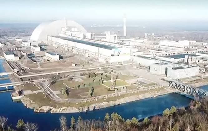 IMAGO Nature: Unsere Erde, Energiequellen, Kernenergie PRIPYAT, UKRAINE â€“ FEBRUARY, 2022: Pictured in this video screen grab is the Chernobyl Nuclear Power Plant. Russian Airborne troops and the Ukrainian National Guard are providing security at the nuclear power plant. An agreement has been reached with servicemen of a separate battalion of the National Guard of Ukraine to jointly provide security at the units, the confinement and the storage facility for spent nuclear fuel. Chernobyl Nuclear Power Plant staff continue to monitor the radiation levels and work at the nuclear power plant as normal. Video grab. Best possible quality. Russian Defence Ministry TASS A STILL IMAGE FROM A VIDEO PROVIDED 26 FEBRUARY BY A THIRD PARTY. EDITORIAL USE ONLY  TS125832