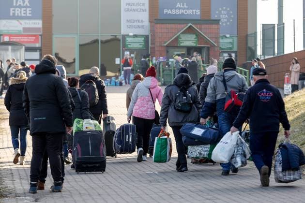 Thousands Escape Ukraine For Poland Ukrainian approach border crossing to leave Poland for Ukraine in Medyka, February 26, 2022. As the Russian Federation army crossed Ukrainian borders the conflict between Ukraine and Russian is expected to force up 5 million Ukrainians to flee. Many Ukrainians decide to go back home to fight or take care of their families. Most of refugees are expected to seek asylum in Poland. Most of current escapees are families of those Ukrainians who already work in Poland. Border crossings are filled with thousand of men and women waiting for their loved once. Medyka podkarpackie Poland  Copyright: xDominikaxZarzyckax originalFilename: zarzycka-thousand220226_npDvO.jpg