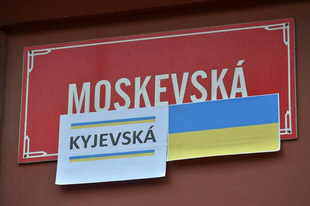 Activist put the paper with instription Kiev Street on a sign reading Moscow Street during a demonstration in support of Ukraine in Karlovy Vary, Czech Republic, February 26, 2022. (CTKxPhoto SlavomirxKubes) CTKPhotoP2022022607889  KBS_06k