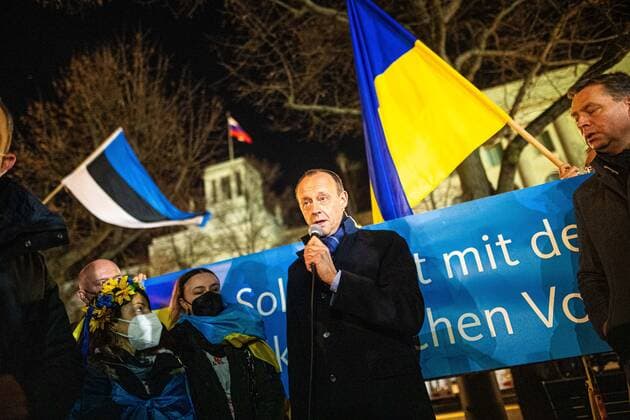 Friedrich Merz bei einer Mahnwache der CDU vor der russischen Botschaft gegen den Krieg in der Ukraine am 26. Februar 2022. CDU Mahnwache vor der russischen Botschaft *** Friedrich Merz at a CDU vigil in front of the Russian embassy against the war in Ukraine on 26 February 2022 CDU vigil in front of the Russian embassy