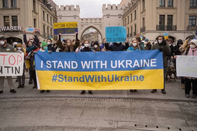 News Bilder des Tages Demonstration for solidarity with Ukraine against Russia,in Munich, Germany. On February 26, 2022, thousands of participants gathered at the Stachus in Munich, Germany, to show their solidarity with Ukraine. The demonstrators demanded the immediate withdrawal of Russian troops, a political solution to the conflict, the support of the German government and immediate sanctions against Russia. Munich Bavaria Germany Copyright: xMaxxLudwigx-xmufkinnphotosxxxaalx
