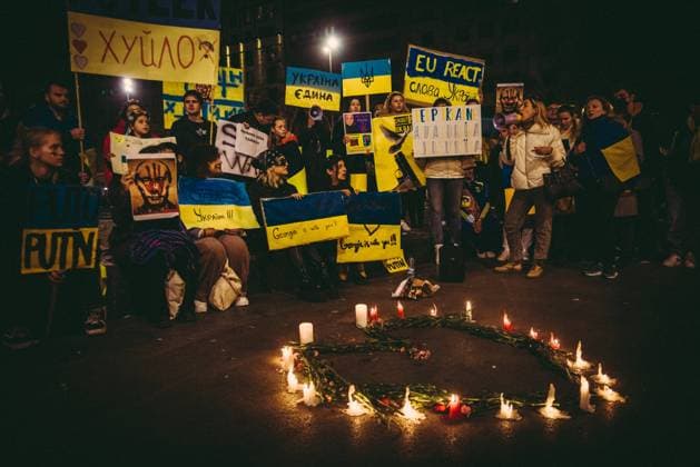 News Bilder des Tages February 26, 2022, Barcelona, Catalonia, Spain: Pro-Ukrainian protestors holding signs demand actions to stop the war as Russian forces close in on Kyiv Barcelona Spain - ZUMAo105 20220226_zap_o105_050 Copyright: xMatthiasxOesterlex