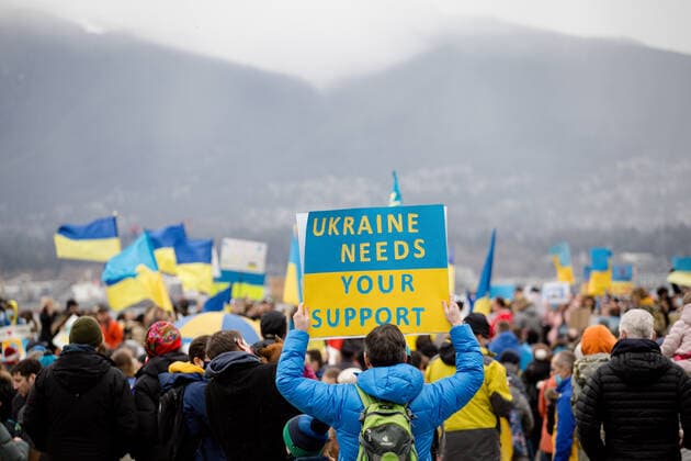 February 26, 2022, Vancouver, British Columbia, Canada: A person holds a sign at Jack Poole Plaza reading Ukraine needs your support at a rally. Vancouver Canada - ZUMA Pho 20220226_mda_w171_173 Copyright: xRyanxWalterxWagnerx