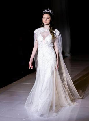(220227) -- MISSISSAUGA, Feb. 27, 2022 -- A model presents a wedding dress during the 2022 Modern Bride Wedding Show in Mississauga, Canada, Feb. 26, 2022. (Photo by Xinhua) CANADA-MISSISSAUGA-WEDDING SHOW ZouxZheng 