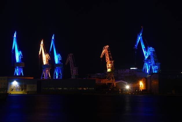 News Bilder des Tages PXL_ Ukrainian falg colours in Croatia Cranes of the Pula shipyard Uljanik are illuminated in Ukrainian falg colours , yellow and blue to show solidarity, in Pula, Croatia, on February 26, 2022. SasaxMiljevic PIXSELL