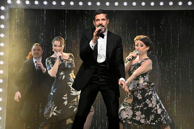 Bilder des Jahres 2022, Entertainment 02 Februar Entertainment Themen der Woche KW08 Entertainment Bilder des Tages Pasquale Aleardi mit den Sänger*innen Sigalit Feig, Anke Fiedler, Martin Mulders und Andreas Bieber bei der Uraufführung Pasquale Aleardi - Mein Grand Prix im Tipi am Kanzleramt. Berlin, 26.02.2022 *** Pasquale Aleardi with the singers Sigalit Feig, Anke Fiedler, Martin Mulders and Andreas Bieber at the premiere Pasquale Aleardi My Grand Prix at the Tipi am Kanzleramt Berlin, 26 02 2022 Foto:xF.xKernx xFuturexImage