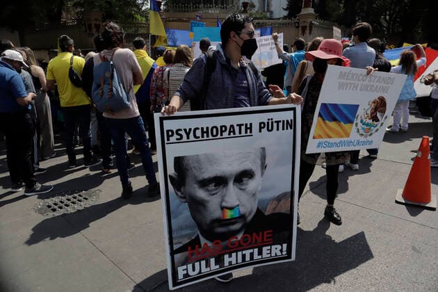 Ukrainian Community In Mexico Protests Against Russia After Deployment Of Armed Troops Members of the Ukrainian community in Mexico hold a banner while protesting outside the Russian Embassy in Mexico City against Russian President Vladimir Putin, after he ordered the start of a military strategy and offensive in several Ukrainian cities. Mexico City Mexico City Mexico  Copyright: xGerardoxVieyrax originalFilename: vieyra-notitle220226_nplHQ.jpg