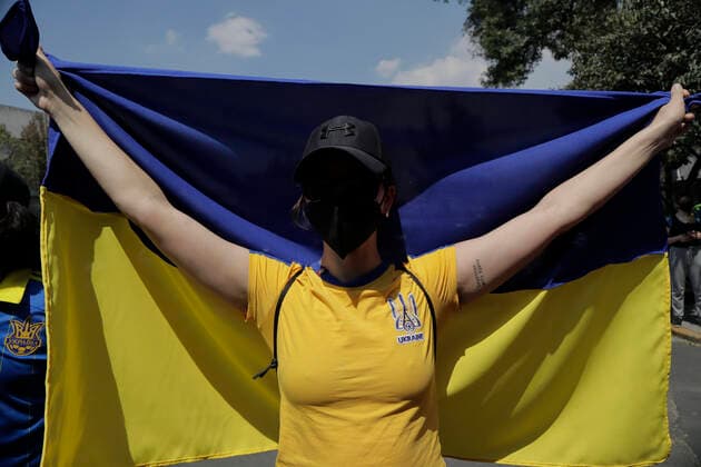 Ukrainian Community In Mexico Protests Against Russia After Deployment Of Armed Troops A member of the Ukrainian community holds a flag while protesting outside the Russian Embassy in Mexico City against Russian President Vladimir Putin, after he ordered the start of a military strategy and offensive in several Ukrainian cities. Mexico City Mexico City Mexico  Copyright: xGerardoxVieyrax originalFilename: vieyra-notitle220226_npc42.jpg