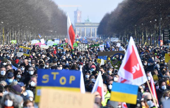 Bilder des Jahres 2022, News 02 Februar News Themen der Woche KW08 News Bilder des Tages Mehrere Tausend Menschen haben am Sonntag (27.02.2022) in Berlin gegen den russischen Einmarsch in die Ukraine und fuer Frieden in Europa demonstriert. Aufgerufen hat dazu ein breites Buendnis aus Friedens-, Umwelt- und Hilfsorganisationen sowie Gewerkschaften und Kirchen. (Siehe epd-Meldung vom 27.02.2022) Tausende bei der Friedensdemonstration in Berlin *** Several thousand people have demonstrated on Sunday 27 02 2022 in Berlin against the Russian invasion of Ukraine and for peace in Europe Called by a broad alliance of peace , environmental and aid organizations as well as unions and churches See epd message from 27 02 2022 Thousands at the peace demonstration in Berlin Copyright: epd-bild ChristianxDitsch EDITORIAL USE ONLY