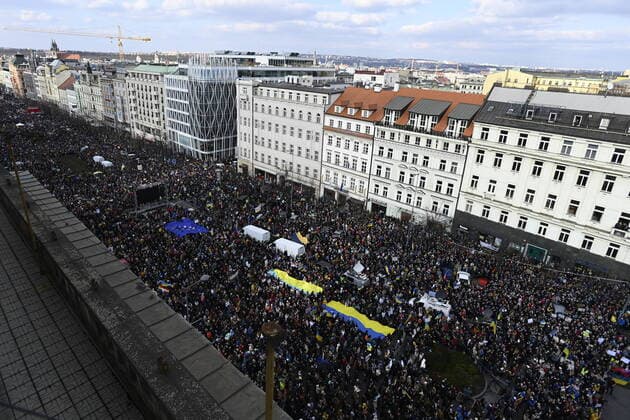 Bilder des Jahres 2022, News 02 Februar News Themen der Woche KW08 Demonstration against Russian invasion to Ukraine at the Wenceslas square in Prague, Czech Republic, February 27, 2022, staged by Million Moments for Democracy. (CTKxPhoto OndrejxDeml) CTKPhotoP2022022705284 