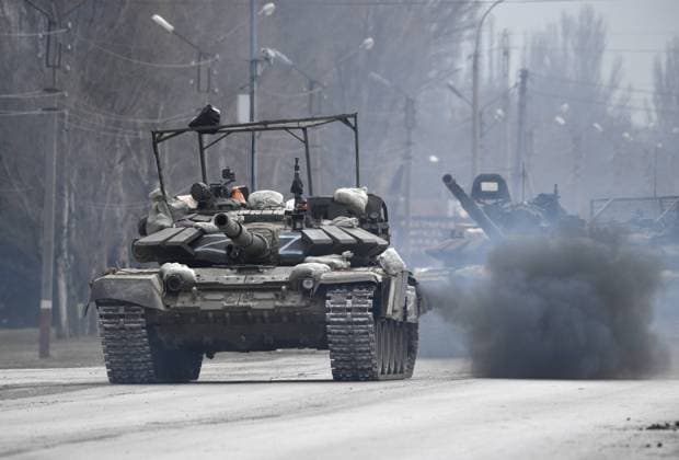 Ukraine-Krieg, Jahrestag der Invasion, Chronologie der Ereignisse, Archivbilder News Bilder des Tages Russia Ukraine Military Operation 8128047 27.02.2022 Russian military hardware moves along a road near the border with Ukraine, in Crimea, Russia. On February 24 Russian President Vladimir Putin announced a military operation in Ukraine following recognition of independence of breakaway Donbass republics. Konstantin Mihalchevskiy Sputnik Republic of Crimea Russia  Copyright: xKonstantinxMihalchevskiyx