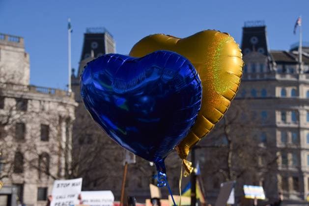 February 27, 2022, London, England, United Kingdom: A pair of heart-shaped balloons with the colours of the Ukranian flag. Thousands of people gathered in Trafalgar Square in protest against the Russian invasion of Ukraine, and called on the UK Government and NATO to help Ukraine. London United Kingdom - ZUMAv130 20220227_zip_v130_001 Copyright: xVukxValcicx