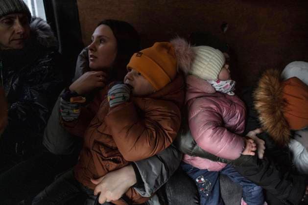 IMAGO Creative: Gesellschaft, Integration IMAGO Creative: Resilienz Ukrainische Flüchtlinge, auf dem Weg zur Grenze hat sich eine lange Autoschlange von fast 20 Kilometern gebildet, die Flüchtlinge sind meist zu Fuß unterwegs, Kleinbusse bringen Frauen und Kinder über einem Streckenabschnitt an die Grenze, Mostyska, Ukraine, Europa *** Ukrainian refugees, on the way to the border a long line of cars has formed of almost 20 kilometers, the refugees are mostly on foot, minibuses bring women and children over a stretch of road to the border, Mostyska, Ukraine, Europe Copyright: imageBROKER FlorianxBachmeier ibxfba08176008.jpg