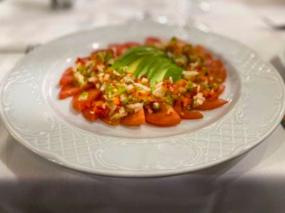 Tomatensalat, mit Zwiebeln Avocado und grünem Paprika *** Tomato salad, with onions avocado and green peppers Copyright: imageBROKER MartinxMoxter ibxmox08174235.jpg