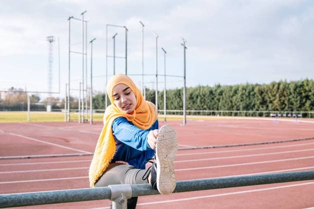 IMAGO Creative, Neujahr, Vorsätze, Sport IMAGO Creative: 2022 Sport Favoriten Arab woman stretching legs in stadium during workout Vilafranca del Penedès, Catalonia, Spain CR_SZPTRN220227-935147-01 ,model released, Symbolfoto