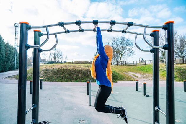 IMAGO Creative: 2022 Sport Favoriten IMAGO Creative: Sport in der Stadt Islamic woman hanging on monkey bar on sports ground Vilafranca del Penedès, Catalonia, Spain CR_SZPTRN220227-935175-01 ,model released, Symbolfoto