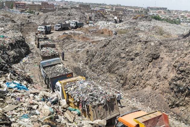 November 6, 2021, Nairobi, Kenya: Trucks line up to unload garbage at Dandora Dumping site, everyday an overage of 2000 metric tones of garbage from all over Nairobi is taken to this site. .Discussions to chart a way forward for a global plastic treaty to address the growing problem of plastic pollution are set to begin this week during the United Nations Environmental Assembly UNEA 5.2). With two draft resolutions on the table, member countries will decide to either to address the full life cycle of plastics as proposed by Rwanda and Peru or go with Japan s draft resolution that puts emphasis of better management of plastic waste. More than 50 countries and environment groups are supporting regulations that will impose caps on the producti - ZUMAs197 20211106_zaa_s197_411 Copyright: xJamesxWakibiax