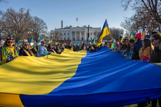 News Themen der Woche KW08 News Bilder des Tages February 27, 2022, Washington, District of Columbia, United State: Demonstrators gather outside the White House in Lafayette Square in support of the people of Ukraine.Tens of thousands of Ukrainians have fled their country since Russian President Vladimir Putin unleashed a full-scale invasion on Thursday. Washington United State - ZUMAr125 20220227_zap_r125_012 Copyright: xProbalxRashidx