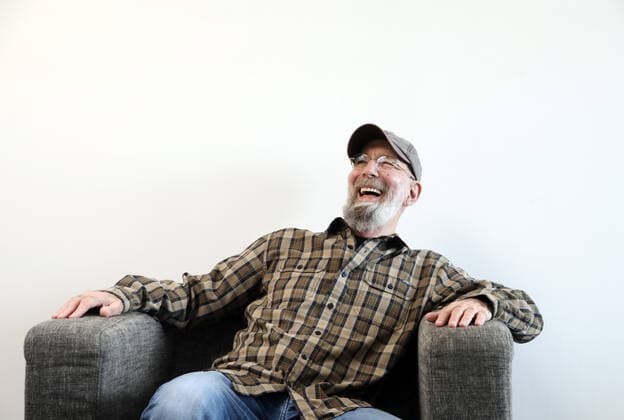 23.02.2022, Berlin - Deutschland. Radiomoderator Rik De Lisle wird am 25. Februar 75 und ist weiterhin gut gelaunt auf Sendung. *** 23 02 2022, Berlin Germany Radio host Rik De Lisle turns 75 on February 25 and continues to be in good spirits on air