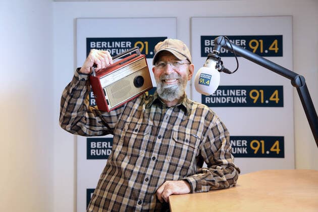 23.02.2022, Berlin - Deutschland. Radiomoderator Rik De Lisle wird am 25. Februar 75 und ist weiterhin gut gelaunt auf Sendung. *** 23 02 2022, Berlin Germany Radio host Rik De Lisle turns 75 on February 25 and continues to be in good spirits on air