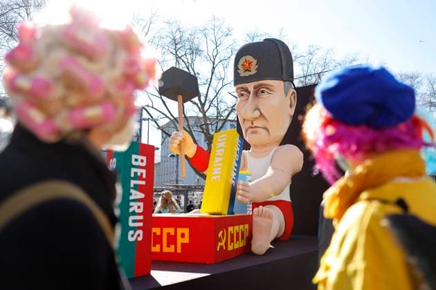 News Bilder des Tages Mottowagen mit Figur von Wladimir Putin in Köln. Bis zu 250.000 Menschen haben am Montag in Köln mit einem zur Friedensdemo umgewidmeten Rosenmontagszug für das Ende des Kriegs in der Ukraine und gegen Wladimir Putin demonstriert. Köln, 28.02.2022 *** Mottowagen with figure of Vladimir Putin in Cologne Up to 250 000 people have demonstrated on Monday in Cologne with a Rosenmontagszug rededicated to the peace demonstration for the end of the war in Ukraine and against Vladimir Putin Cologne, 28 02 2022 Foto:xC.xHardtx xFuturexImage