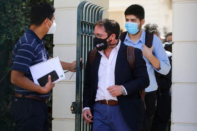 Santiago, February 28, 2022 Representatives of the Radical Party are photographed upon their arrival at the command of President-elect Jonnathan Oyarzun Aton Chile, Santiago Chile Aton 586171 Copyright: JONNATHANxOYARZUN ATONxCHILE