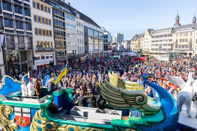 News Bilder des Tages Friedenskundgebung des Festausschuss Bonner Karneval am Rosenmontag auf dem Marktplatz vor dem Alten Rathaus. Hunderte Menschen zeigen Solidarität mit den Menschen in der Ukraine. 28.02.2022 Bonn Marktplatz NRW Deutschland *** Peace rally of the Festausschuss Bonner Karneval on Rose Monday on the market square in front of the Old Town Hall Hundreds of people show solidarity with the people in Ukraine 28 02 2022 Bonn Marktplatz NRW Germany