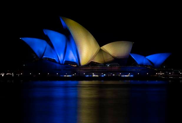 Bilder des Jahres 2022, News 02 Februar News Themen der Woche KW09 Ukraine-Konflikt, Opernhaus in Sydney in Landesfarben der Ukraine SYDNEY, AUS, 28 February 2022: Sydney Opera House sails illuminated with the colours of the Ukraine National Flag in solidarity with Ukraine. The sails will be illuminated from 8pm to 11pm each evening from Monday 28 February to Saturday 5 March 2022. The NSW Premier Mr Dominic Perrottet stated: The Russian military action in Ukraine endangers human life and liberty, it is an attack on sovereignty and we all have a stake in that.  , aflo_182053819.JPG,