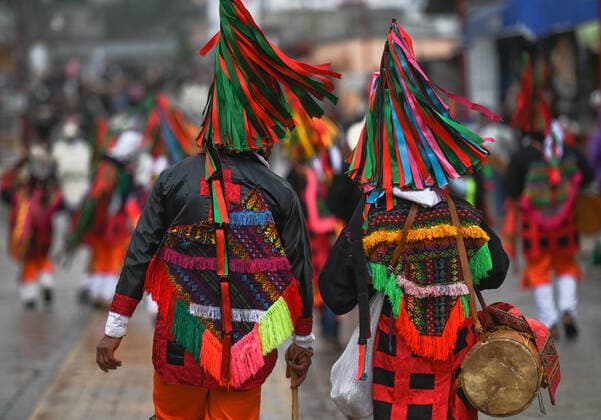 Carnival 2022 Celebration In San Juan Chamula A group of Kolemal max (monkeys in the loose), one of the carnival characters, heading to the main square in front of the iconic San Juan Chamula Church. On Monday, February 28, 2022, in San Juan Chamula, Chiapas, Mexico. San Juan Chamula Mexico  Copyright: xArturxWidakx originalFilename: widak-carnival220228_npDja.jpg