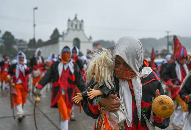 Carnival 2022 Celebration In San Juan Chamula A group of Kolemal max (monkeys in the loose), one of the carnival characters, seen in the main square in front of the iconic San Juan Chamula Church. On Monday, February 28, 2022, in San Juan Chamula, Chiapas, Mexico. San Juan Chamula Mexico  Copyright: xArturxWidakx originalFilename: widak-carnival220228_npKU2.jpg