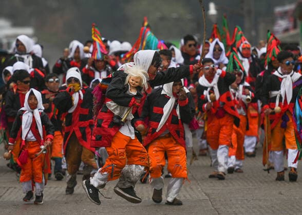 Carnival 2022 Celebration In San Juan Chamula A group of Kolemal max (monkeys in the loose), one of the carnival characters, heading to the main square in front of the iconic San Juan Chamula Church. On Monday, February 28, 2022, in San Juan Chamula, Chiapas, Mexico. San Juan Chamula Mexico  Copyright: xArturxWidakx originalFilename: widak-carnival220228_np7FM.jpg