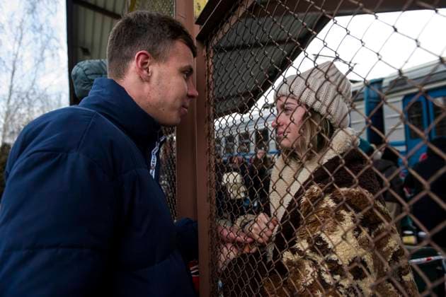 News Themen der Woche KW09 News Bilder des Tages February 28, 2022, Przemysl, Podkarpackie, Poland: A man waiting for his girlfriend from Ukraine, holds her hand and looks at her through the border fence at the train station in Przemysl..On the fifth day of the Russian invasion on Ukraine, thousands of asylum seekers arrive by trains to Przemy?l. Each train s capacity is estimated at two thousand people. Przemysl Poland - ZUMAs197 20220228_zaa_s197_392 Copyright: xAttilaxHusejnowx
