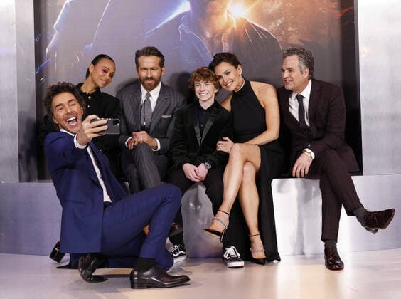 Bilder des Jahres 2022, Entertainment 02 Februar Entertainment Themen der Woche KW09 Entertainment Bilder des Tages Shawn Levy takes a selfie with Zoe Saldana, Ryan Reynolds, Walker Scobell, Jennifer Garner and Mark Ruffalo while they are together for a cast photo on the red carpet at the Netflix World Premiere of The Adam Project at Alice Tully Hall Lincoln Center in New York City on Monday, February 28, 2022.  NYP20220228199 JohnxAngelillo