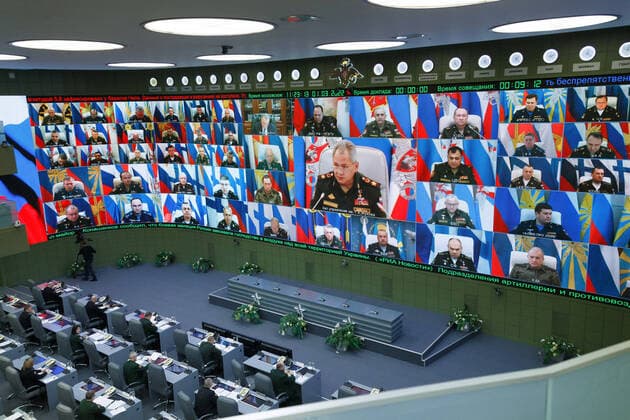 Bilder des Jahres 2022, News 03 M?rz News Themen der Woche KW09 News Bilder des Tages Ukraine-Konflikt, Sergej Schoigu w?hrend Videokonferenz im Zentrum f?r Verteidigungsmanagement Russia Defence 8129280 01.03.2022 In this handout photo released by the Russian Defence Ministry, Russian Defence Minister Sergei Shoigu, in center, speaks during a video conference meeting at the Russian National Defence Management Centre, in Moscow, Russia. Editorial use only, no archive, no commercial use. Vadim Savitskii Russian Defence Ministry Moscow Russia  Copyright: xVadimxSavitskiix