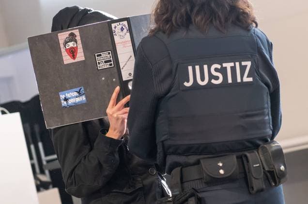 Justiz, Symbolfotos 01.03.2022, xblx, Justiz, Prozess: Berufungsprozess gegen A49-Aktivistin Ella, Angeklagte uwP1 wird in Handschellen von einer Justizbeamtin in den Gerichtssaal gebracht. In den Medien wird die Frau als ELLA bezeichnet. Sie war im Sommer 2021 vom Amtsgericht Alsfeld zu einer Haftstrafe von 2 Jahren und 3 Monaten verurteilt worden. Heute nun sollen die Plädoyers gehalten werden. Danach könnte auch schon ein Urteil fallen. Giessen *** 01 03 2022, xblx, justice, trial Appeal against A49 activist Ella, defendant uwP1 is brought into the courtroom in handcuffs by a female judicial officer In the media, the woman is referred to as ELLA She was sentenced to 2 years and 3 months imprisonment by the Alsfeld District Court in the summer of 2021 Today,