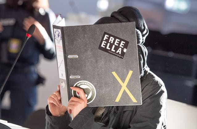 Bilder des Jahres 2022, News 03 März News Themen der Woche KW09 01.03.2022, xblx, Justiz, Prozess: Berufungsprozess gegen A49-Aktivistin Ella , Angeklagte uwP1 . In den Medien wird die Frau als ELLA bezeichnet. Sie war im Sommer 2021 vom Amtsgericht Alsfeld zu einer Haftstrafe von 2 Jahren und 3 Monaten verurteilt worden. Heute nun sollen die Plädoyers gehalten werden. Danach könnte auch schon ein Urteil fallen. Giessen *** 01 03 2022, xblx, justice, trial Appeal against A49 activist Ella , defendant uwP1 In the media, the woman is referred to as ELLA She had been sentenced in the summer of 2021 by the Alsfeld District Court to a prison term of 2 years and 3 months Today now the pleas are to be held After that, a verdict could also already be reached Giessen