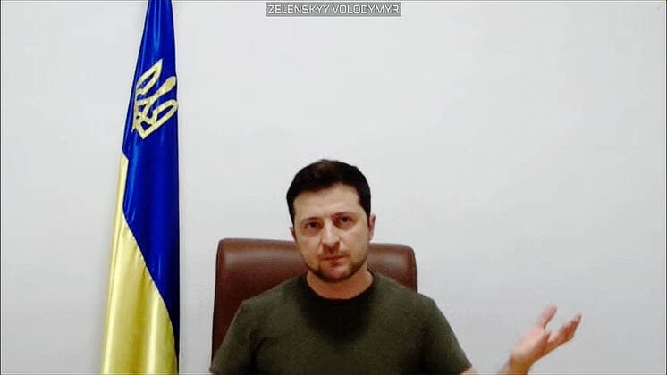 Belgien, Bruessel, , 01.03.2022 Sondersitzung des Europäischen Parlaments Foto: Der ukrainische Praesident Wolodymyr Selenskyj spricht heute zu Beginn der Sondersitzung des Europäischen Parlaments per Videobotschaft aus Kiew. (Digitales Bildschirmfoto) Sondersitzung des Europäischen Parlaments *** Belgium, Brussels, , 01 03 2022 Special session of the European Parliament Photo Ukrainian President Volodymyr Selenskyj speaks today by video message from Kiev at the beginning of the special session of the European Parliament Digital screenshot Special session of the European Parliament